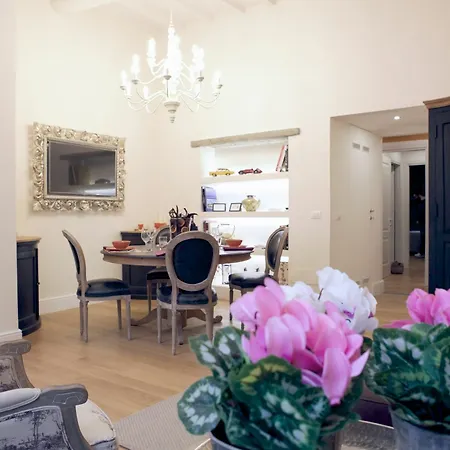 Elegant And Cozy Center Apartment